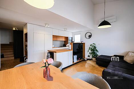 Брод жил в квартире с четырьмя комнатами.: 3