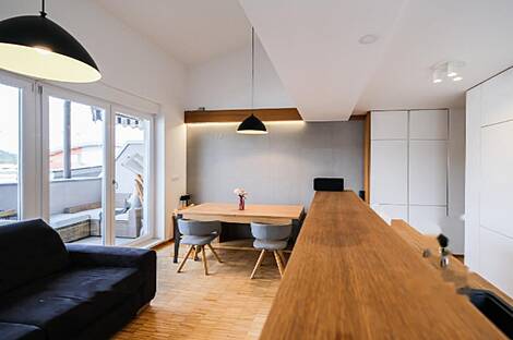 Брод жил в квартире с четырьмя комнатами.: 4