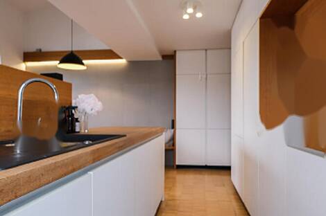 Брод жил в квартире с четырьмя комнатами.: 5