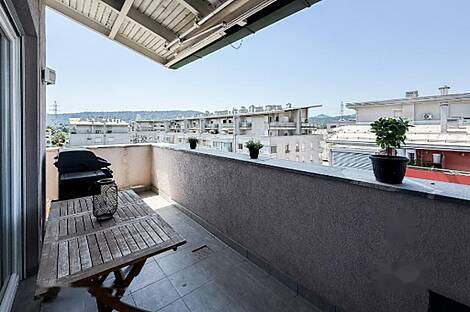 Брод жил в квартире с четырьмя комнатами.: 6