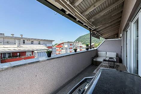 Брод жил в квартире с четырьмя комнатами.: 7