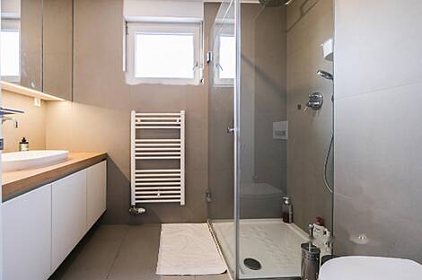 Брод жил в квартире с четырьмя комнатами.: 8