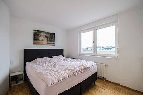 Брод жил в квартире с четырьмя комнатами.: 9