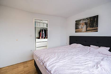 Брод жил в квартире с четырьмя комнатами.: 10