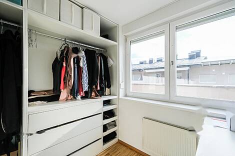 Брод жил в квартире с четырьмя комнатами.: 11