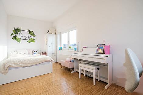 Брод жил в квартире с четырьмя комнатами.: 12