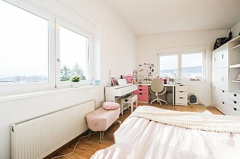 Брод жил в квартире с четырьмя комнатами.: 13