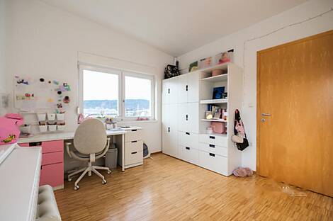 Брод жил в квартире с четырьмя комнатами.: 14