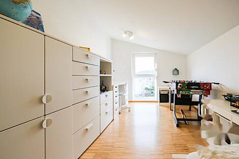 Брод жил в квартире с четырьмя комнатами.: 15