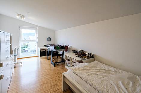 Брод жил в квартире с четырьмя комнатами.: 16