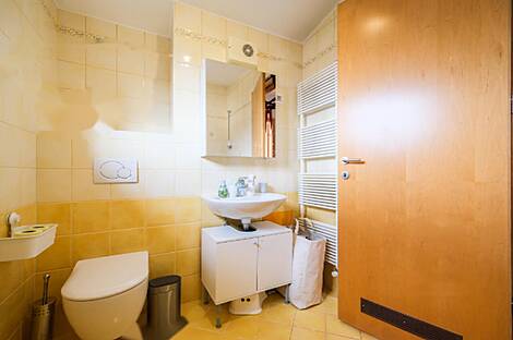 Брод жил в квартире с четырьмя комнатами.: 17