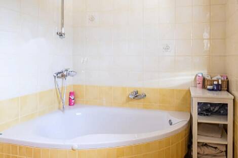 Брод жил в квартире с четырьмя комнатами.: 18