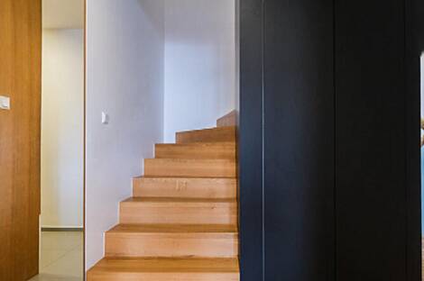 Брод жил в квартире с четырьмя комнатами.: 19