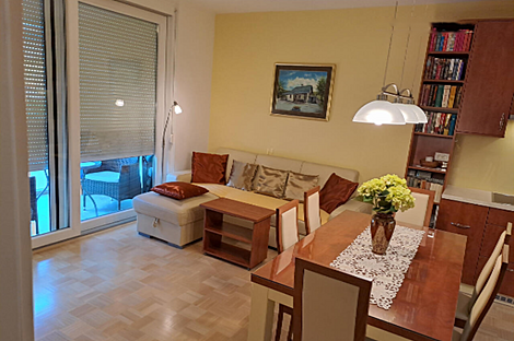 Копер имеет квартиру с двумя комнатами.: 1