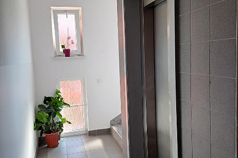 Копер имеет квартиру с двумя комнатами.: 2