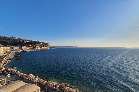 Квартира с тремя комнатами рядом с морем: 1