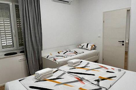 Трёхкомнатная квартира в Пиране, на улице Теслова: 9