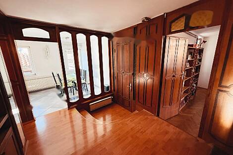 Квартира с количеством комнат от пяти и более.: 8