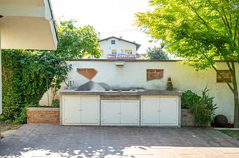 Здание Поле Любляна Кашель: 5