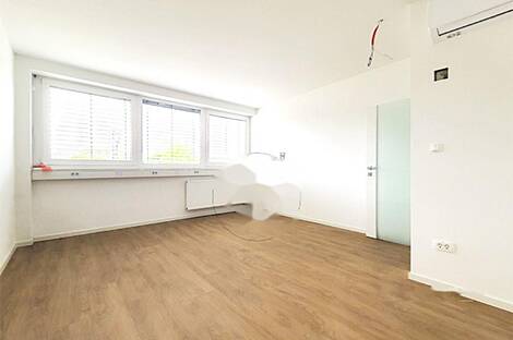 Коммерческая площадь Вич: 1