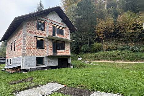 Заложенный дом, разделённый на две квартиры.: 1