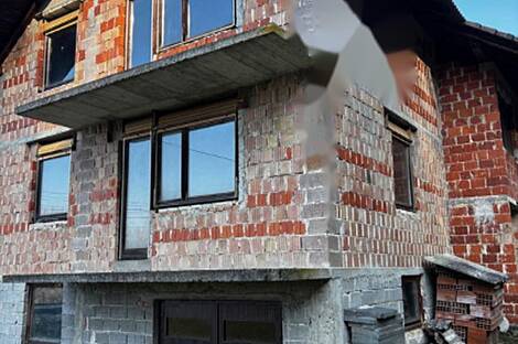 Заложенный дом, разделённый на две квартиры.: 2