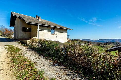 Жилище возле леса в Севнице.: 2