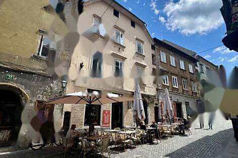 Центральное расположение, квартира с более чем пятью комнатами: 1