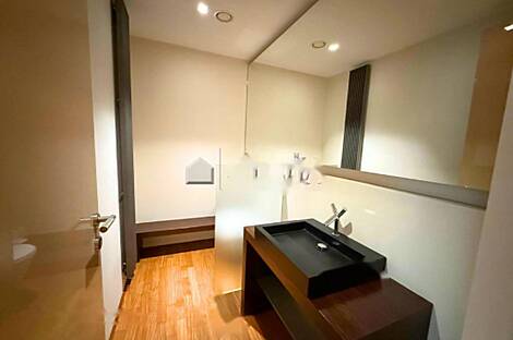 Апартаменты, более 5 комнат, находится в Центральном районе: 9