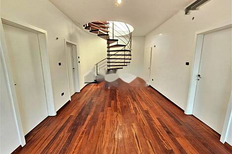 Центр, многокомнатная квартира, более пяти комнат.: 15