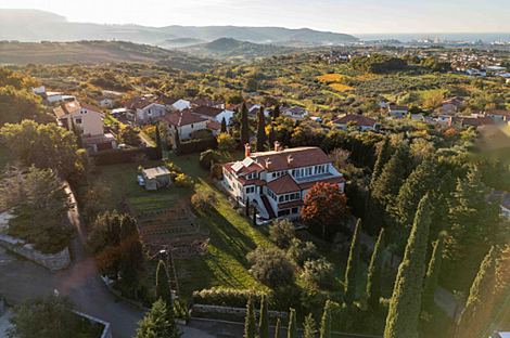 У моря стоит дом Чежарьи: 17