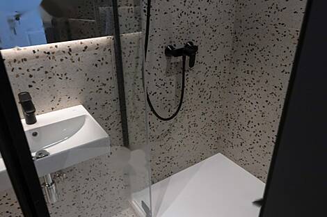 Здание с террасой на площади Тартини: 2