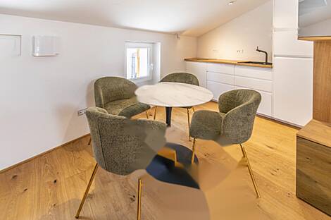 Здание с террасой на площади Тартини: 10