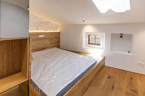 Здание с террасой на площади Тартини: 11