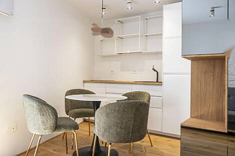 Здание с террасой на площади Тартини: 13