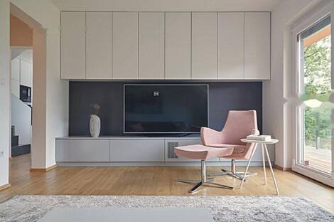 Дом, состоящий из более чем пяти комнат, расположен в Подутике.: 6