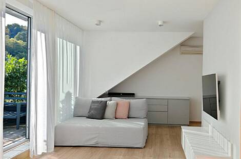 Дом, состоящий из более чем пяти комнат, расположен в Подутике.: 11