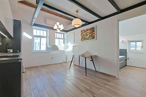 Рядом с УКЦ расположена 2,5-комнатная квартира.: 8