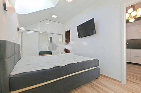 Рядом с УКЦ расположена 2,5-комнатная квартира.: 12