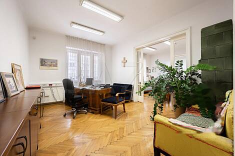 Многокомнатная квартира, минимум пять комнат, в Центральном районе: 10