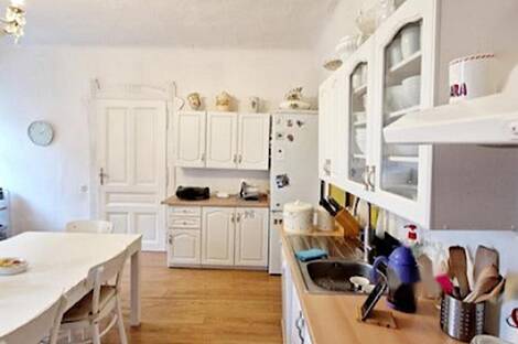 В Любляне в центре расположен дом с террасой: 4