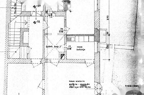 В Любляне в центре расположен дом с террасой: 18
