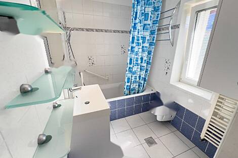 Здание в Любляне, Шишка: 16