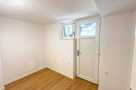 Здание в Любляне, Шишка: 30