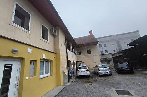 1,5-комнатная квартира расположена в Центре Любляны на улице Трубарьева.: 1