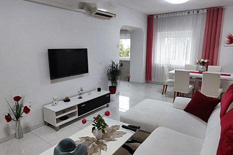 Квартира с тремя комнатами расположена в Бертоках.: 1