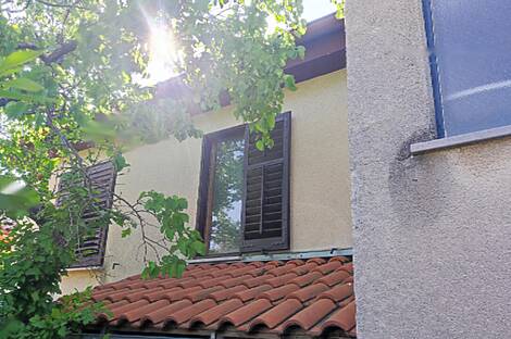 Квартира с четырьмя комнатами, Побеги.: 1