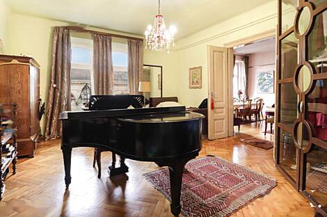 Дом, состоящий из трех комнат, располагается в центре.: 6