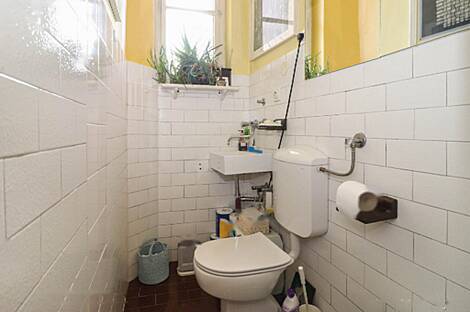 Дом, состоящий из трех комнат, располагается в центре.: 10