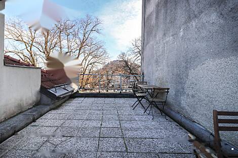 Дом, состоящий из трех комнат, располагается в центре.: 13